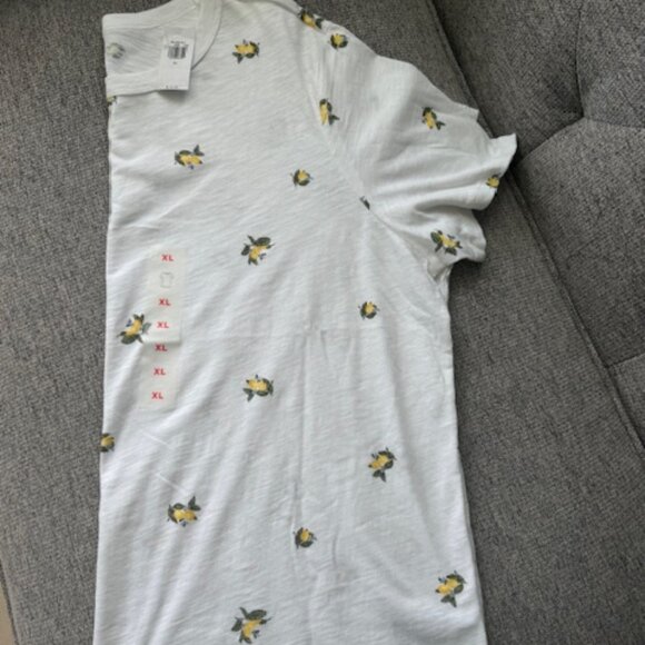 Old Navy Tops - OLD NAVY TSHIRT / COLOR WHITE
